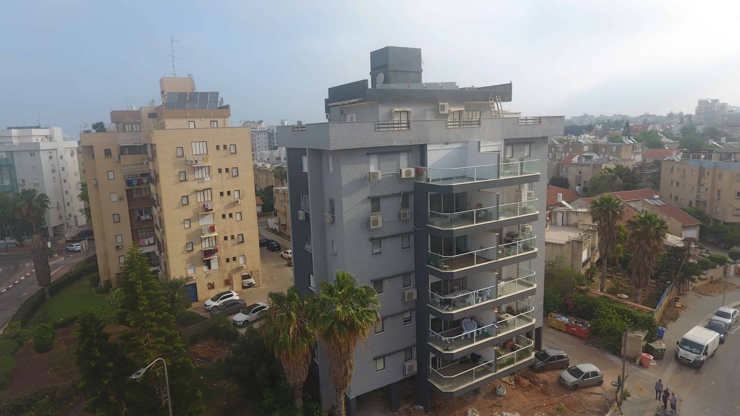 איטום קירות חוץ בבניין משותף בעבודה בגובה